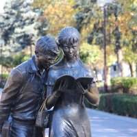 Памятник студентам в Краснодаре.Лидочка и Шурик. :: Лариса Исаева