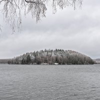 Не пробьется солнца луч, И в листве нет злата, Небо серое вокруг, На душе прохлада. :: Вячеслав Овчинников