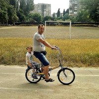 Где-то за городом очень недорого папа купил велосипед... :: Александр Корчемный