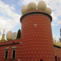 Яйца как украшение крыши и булочки- украшение стен. Музей Сальвадора Дали. г. Фигерас :: Iren Ko