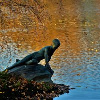 Смотрящий в пруд,в Золотой листопад... :: Sergey Gordoff