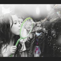 Научись относиться к проблеме, как дети к мыльному пузырю- полюбуйся и позволь ей лопнуть.... :: Лилия .