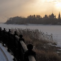 И снег, и солнце одновременно в капризном ноябре...  В Ярославле, на Стрелке :: Николай Белавин