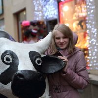Девушка с коровой на Арбате :: Виктория Соболевская
