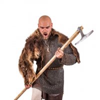 Скандинавский викинг в медвежьей шкуре с боевым двуручным топором :: Павел Сытилин