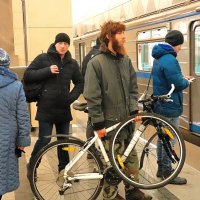 Велосипед, не самокат, надо снять переднее колесо и входи в метро. :: Татьяна Помогалова