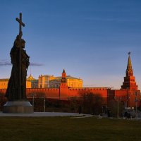 Памятник князю Киевскому Владимиру, вид на Московский Кремль :: Михаил Родионов