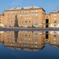 Ухта, "Старый город", отражение в луже на Первомайской площади. :: Николай Зиновьев