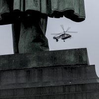 Полицейский вертолёт над Пушкинской площадью. :: Игорь Олегович Кравченко