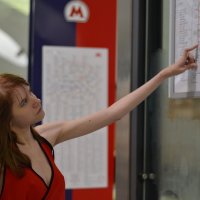 Девушка изучает схему метро :: Виктория Соболевская