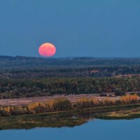 Восход луны над Камой :: Владимир Максимов