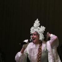 Весёлая Снегурочка на празднике :: Aнна Зарубина