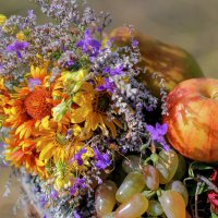 Осень. Букетик полевых цветов и фрукты... :: Александр Фролов 