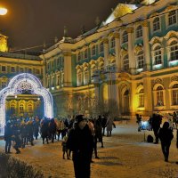 Праздничные гуляния у Зимнего Дворца... :: Sergey Gordoff