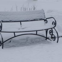 В парке старая скамейка впала в дрёму зимних  дней, белоснежною шубейкой серебрится снег на ней. :: Galina Leskova