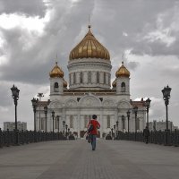 Москва. "Патриарший мост" - дорога к храму. :: Игорь Олегович Кравченко