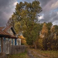 Осень у старенького дома :: Владимир Макаров