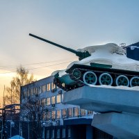 Танк Т-34 в закатных лучах :: Александр Будов