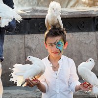 мальчик и голуби или белое счастье :: Олег Лукьянов