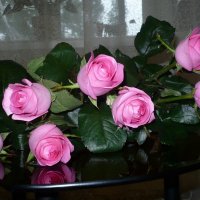 Розы на столе. :: Зоя Чария