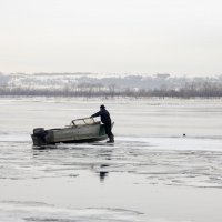 Рыбак на льдине :: Вадим Басов