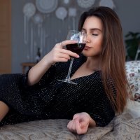Красивая девушка в черном платье с бокалом вина :: Lenar Abdrakhmanov
