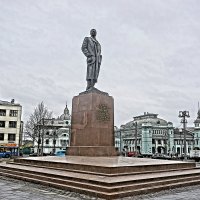 Памятник Горькому у Белорусского вокзала :: Алексей Виноградов