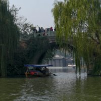 Один из множества мостов на оз.Сихо (Китай) :: Юрий Поляков