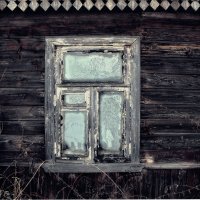 Арт-объект....с замазкой,уголками....заброшенный дом....судя по рисунку на окне... :: Сергей Клапишевский