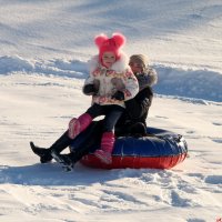 В хороший зимний день кататься с мамой нам не лень! :: Андрей Заломленков