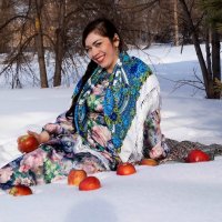 Яблоки на снегу  в руках русской красавицы :: Евгения Сенченко