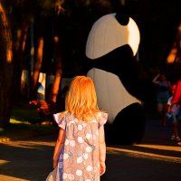 Девочка и огромная панда :: Pavel Bamboleo