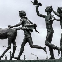 Скульптурная группа "Бегущие дети". :: Игорь Олегович Кравченко