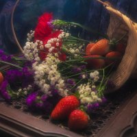 Корзинка с цветами и клубникой. :: Alla Shapochnik