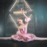 Юная балерина в розовой пачке, шпагат :: Ирина Абдуллаева