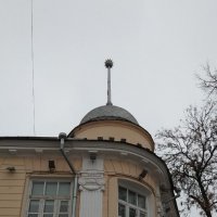 Интересный шпиль на крыше Художественной школы :: Галина Бобкина