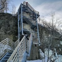 Смотровая лестница у водопада  Валасте (Онтика) зимой :: veera v