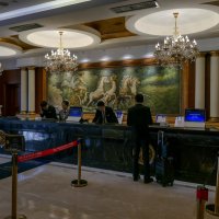 Регистрация гостей в отеле (Howard Johnson Airport Hotel, Шанхай). :: Юрий Поляков