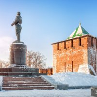 Памятник Чкалову и башня Кремля :: Юлия Батурина