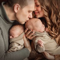 Любящие родители со своими новорожденными двойняшками :: Кристина Киблер