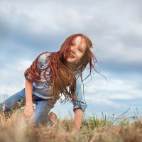 Красивая девочка с рыжими волосами на фоне неба летом :: Кристина Киблер