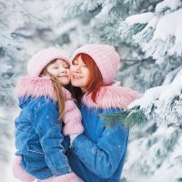Мама с дочкой в одинаковых куртках обнимаются в лесу зимой :: Кристина Киблер