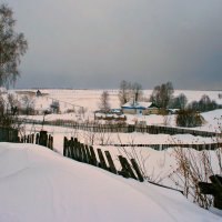 В деревне тишина зимой, лишь слышен лай собак порой... :: Евгений Юрков