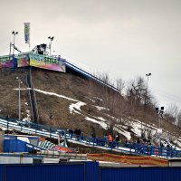 Снега на горе нет, а я иду снимать дошколят на горных лыжах. :: Татьяна Помогалова