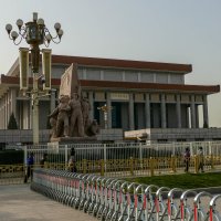 Мавзолей Мао Цзедуна и скульптурная композиция рядом (Пекин) :: Юрий Поляков