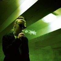 Девушка в очках курит сигареты в подземном переходе Уфы :: Lenar Abdrakhmanov