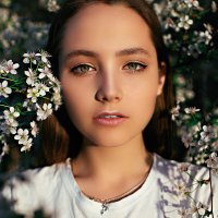 Портрет девушки на фоне цветущего дерева весной :: Lenar Abdrakhmanov