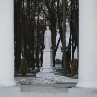 Памятник Сергию Радонежскому в "окружении" колонн :: Александр Буянов