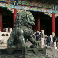 Бронзовая львица с львёнком (Запретный Город, Пекин) :: Юрий Поляков