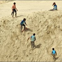Игры на песке. :: Leonid Korenfeld